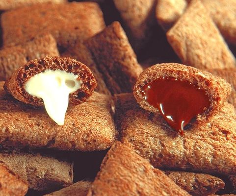 Línea de extrudado de relleno del bocado del soplo del snack bar de la base caliente de la venta