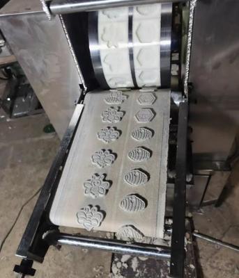 La máquina de la preparación de galletas del perro de la vida completa, acaricia el equipo de la comida de perro del cuidado dental