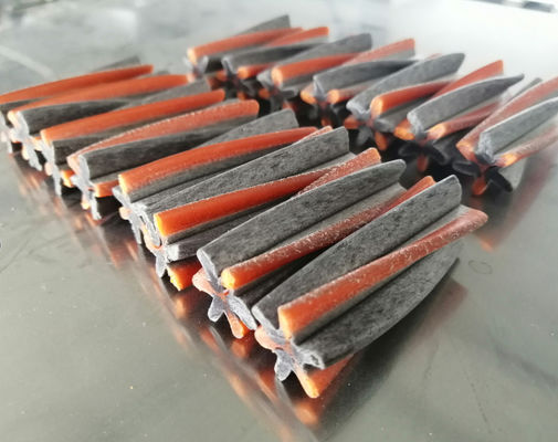 Los palillos dentales de las invitaciones desiguales naturales persiguen masticable y las invitaciones que hacen la máquina