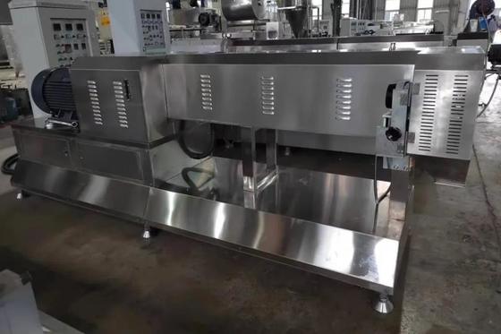 Animal doméstico gemelo de los bocados del perro del color de la torsión que hace la máquina que mastica la producción alimentaria