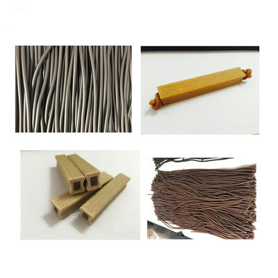 Animal doméstico gemelo de los bocados del perro del color de la torsión que hace la máquina que mastica la producción alimentaria