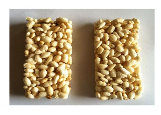 Barra de mezcla del arroz del sésamo de los cacahuetes del Granola que forma la línea