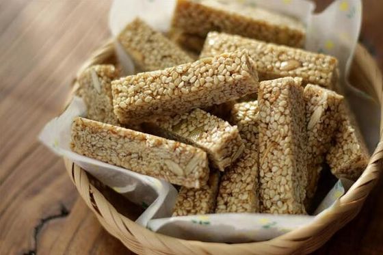 Barra frágil del cereal del caramelo del cacahuete que hace la máquina, cortadora de la barra del cereal