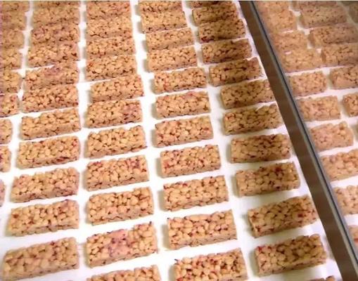 Barra soplada de la torta/de chocolate del caramelo del arroz que hace la máquina, bola de palomitas que forma la máquina