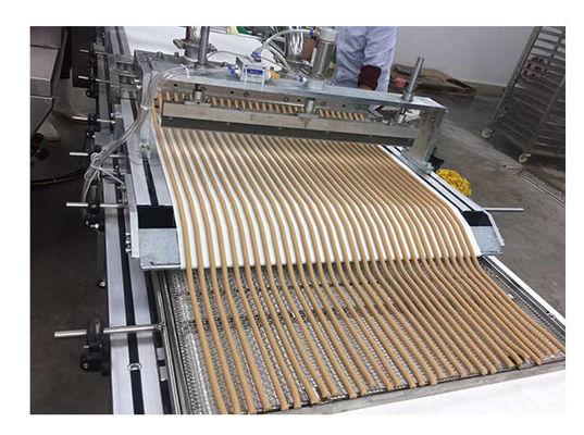 La carne natural de la cecina de los bocados del palillo del perro pela la cortadora de los palillos de la carne